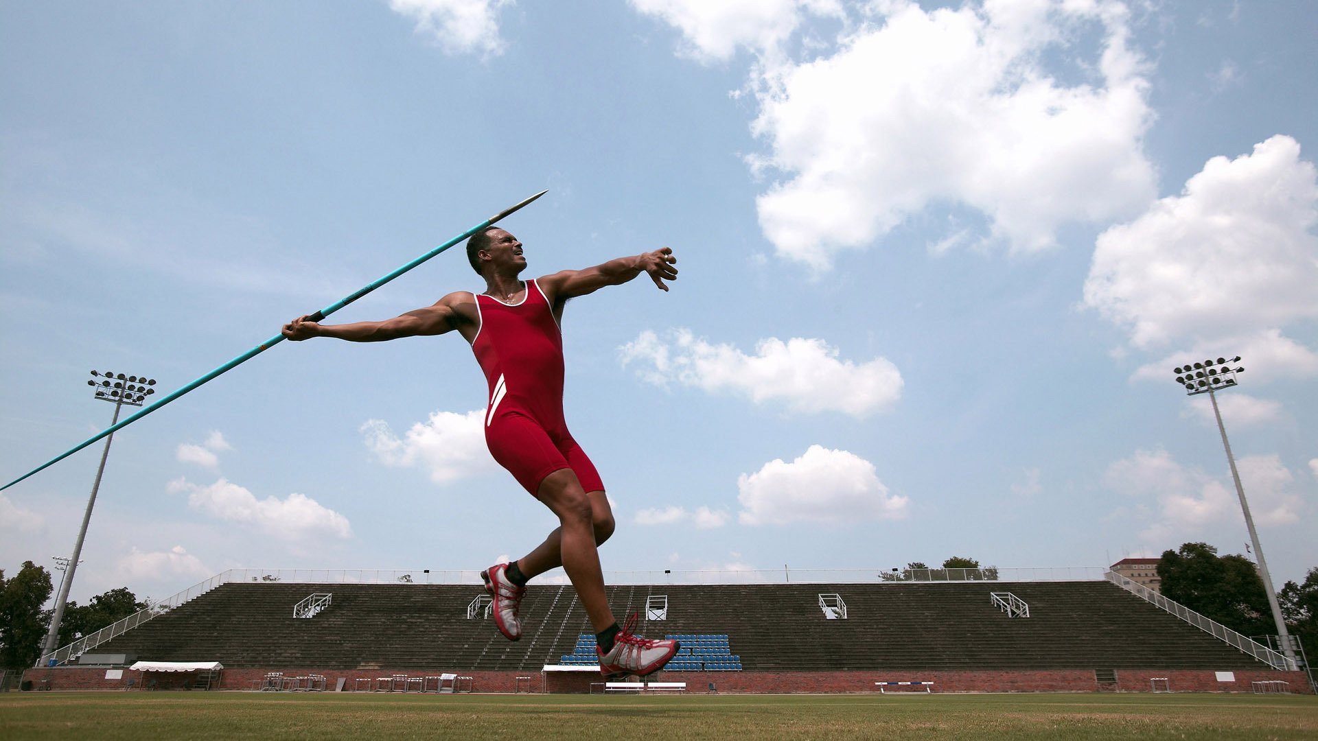 星空体育app体验棒-“飞盘对抗：成都三叉湖田径场成为飞盘爱好者的竞技天堂”