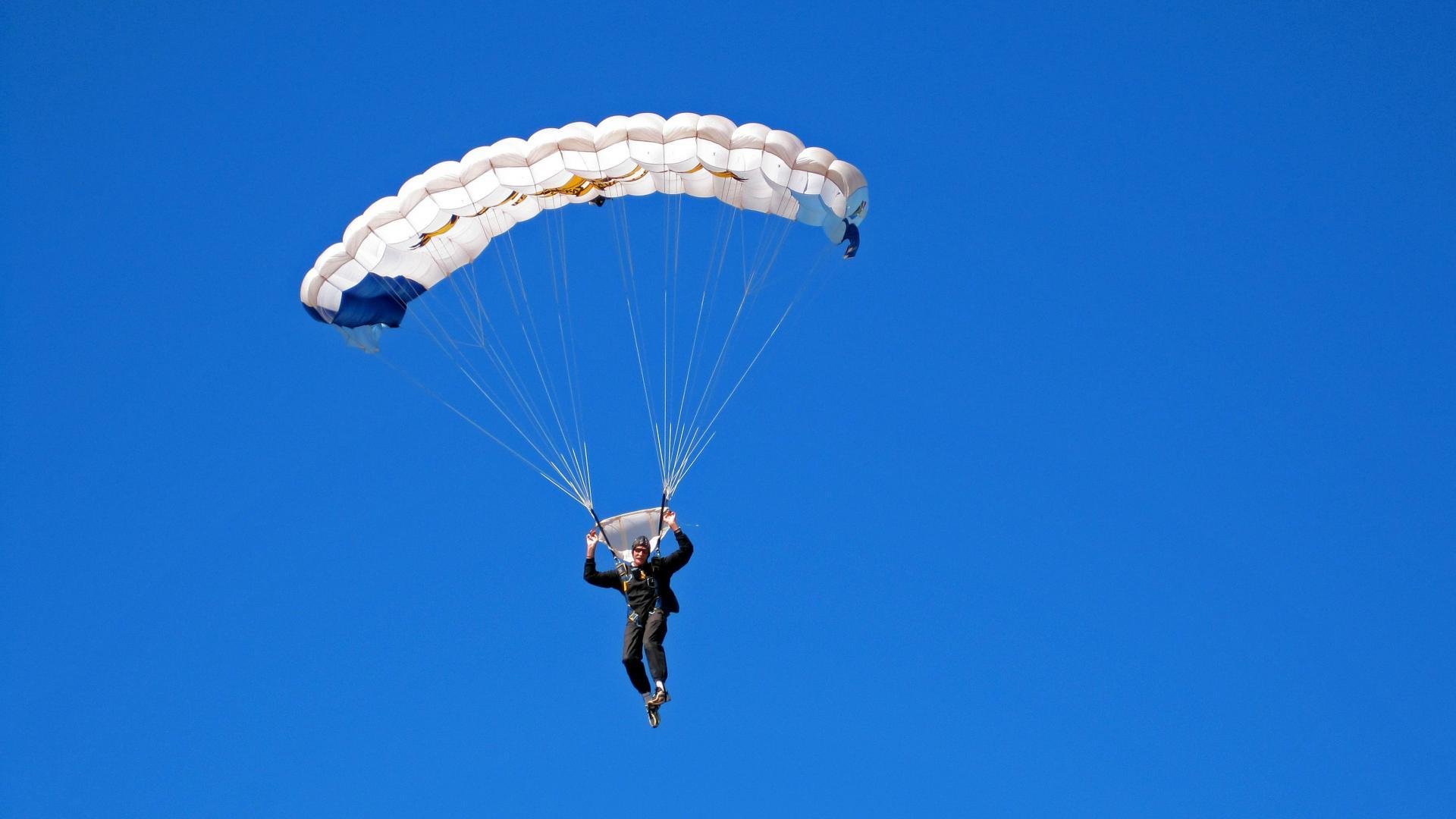 瑞·弗兰:在场上,他的跑位和防守意识为全黑队创造了无数机会